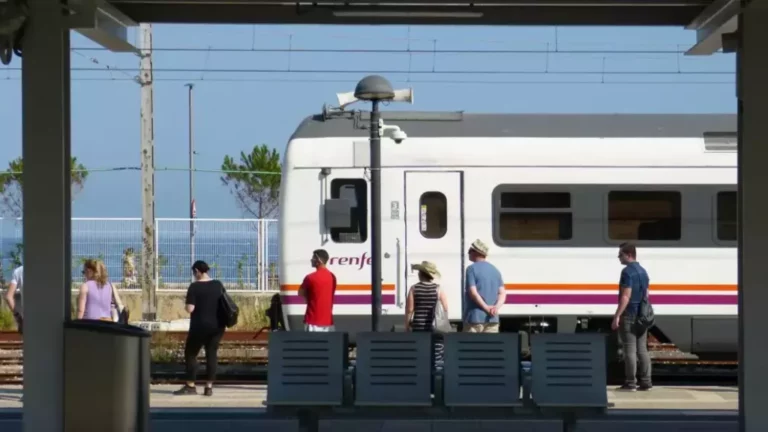 Renfe oferta más de 130.000 plazas en sus trenes para disfrutar del turismo el Puente del Pilar