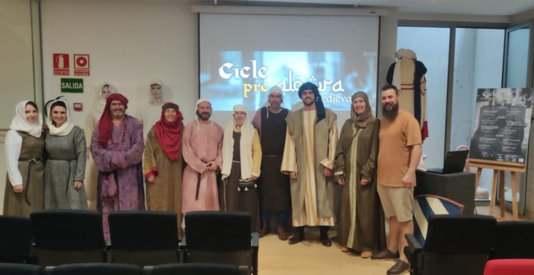 L'Alcora calfa motors per a la celebració de Al-qüra 2023 amb una xarrada sobre indumentària medieval