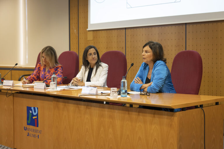 El Aula Intur de Turismo de la UJI reúne a un centenar de personas para analizar la estrategia de sostenibilidad del sector