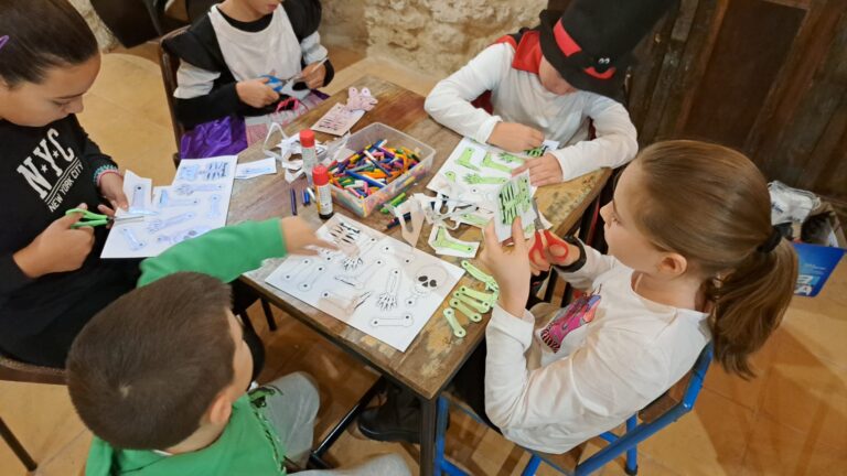 Cine, pintacaras y manualidades para celebrar Halloween en La Serratella