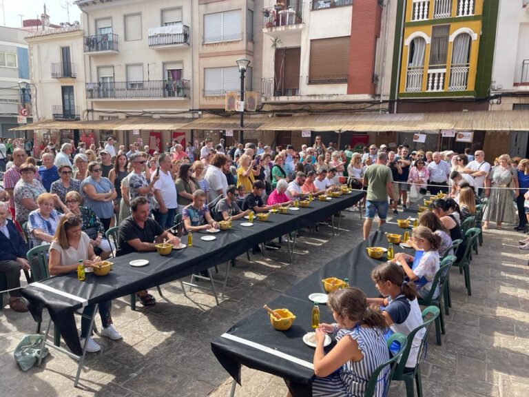 La IX Fira de la Tomata de Penjar de Alcalà de Xivert se cierra con éxito de venta de producto y asistencia