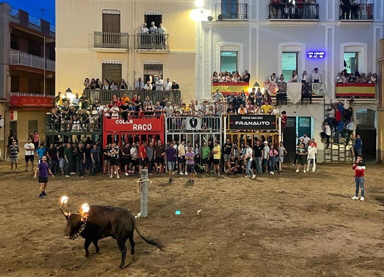 Almassora encara la recta final del Roser amb embolada vespertina i un pa i porta multitudinari