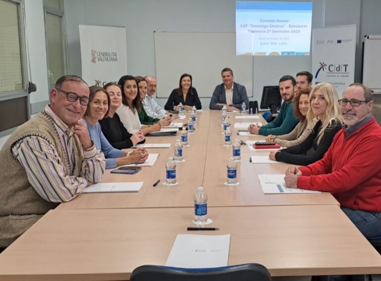 La secretaria autonómica de Turismo defiende la formación como elemento fundamental para la competitividad de la actividad turística