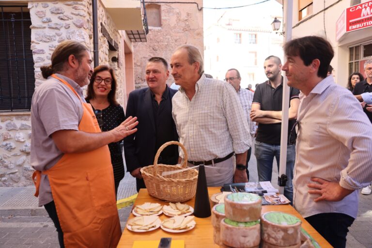 La Feria del Queso de Montanejos galardonada por su labor de difusión de la gastronomía tradicional