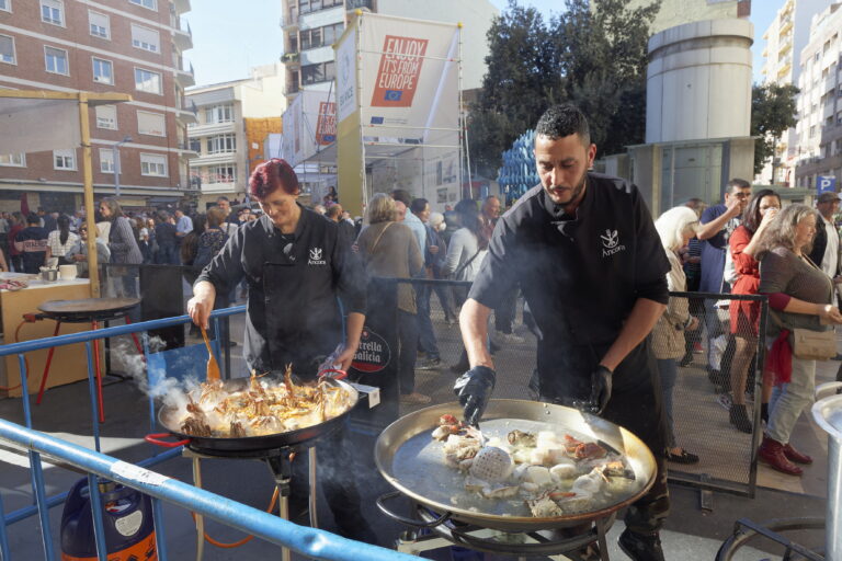Masiva respuesta de los castellonenses en la primera jornada de TastArròs, la gran fiesta del arroz en la plaza de las Aulas
