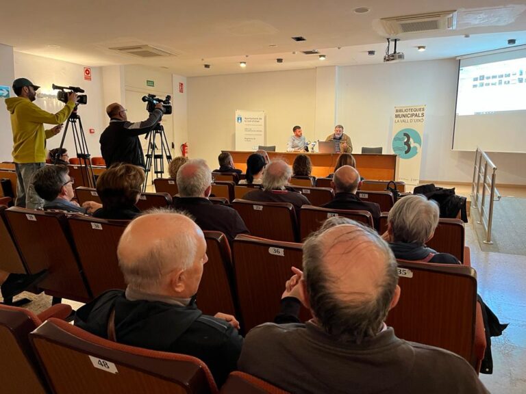 El Palau de Vivel de la Vall d’Uixó acull la presentació del llibres de Poetes i Cia