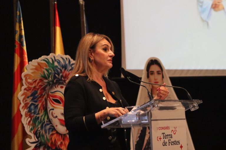 Nuria Montes destaca el potencial turístico de las fiestas en el I Congreso Terra de Festes