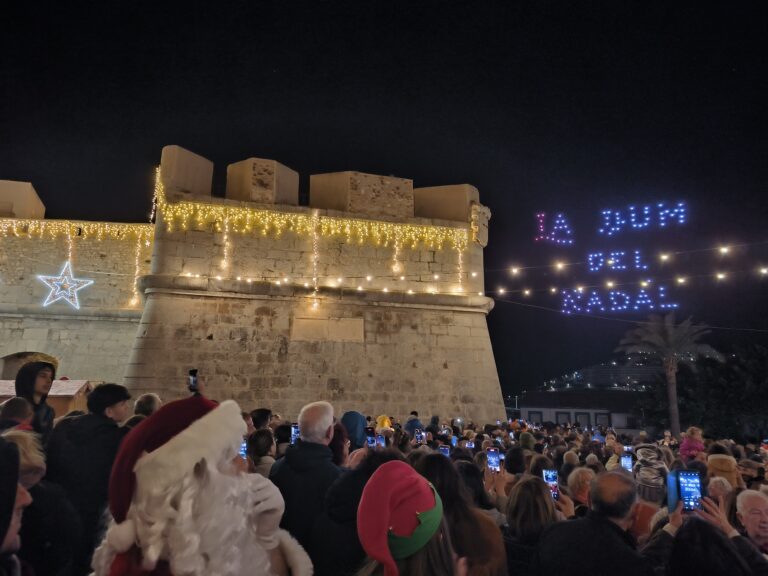 Peñíscola ilumina su cielo para para encender su espectacular alumbrado navideño