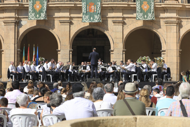 Los villancicos populares llenan la Plaza Mayor de Castellón