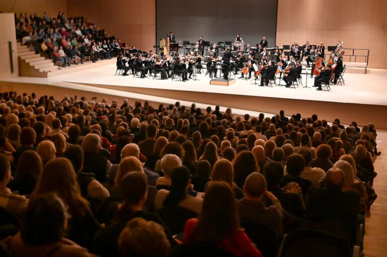 L’Orquestra de la Comunitat actua a l’Auditori de Castelló sota la batuta de Gustavo Gimeno