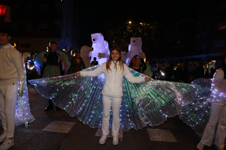 El Distrito Oeste de Castelló acoge la Cabalgata de Navidad derrochando fantasía por las calles