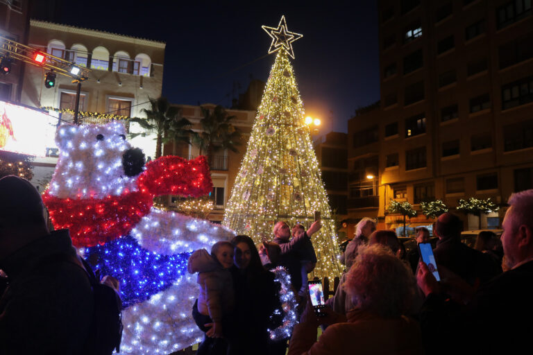 Onda inaugura la Navidad con el encendido de luces de un árbol de cerámica único en España