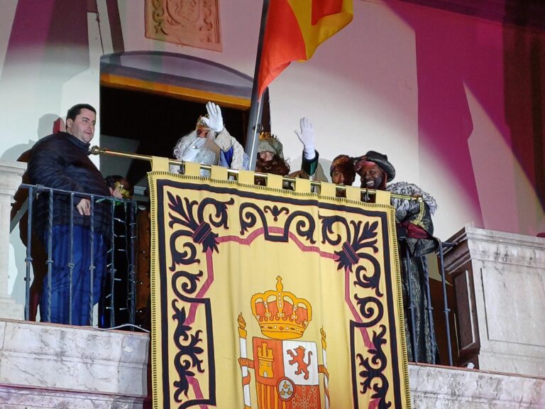 Los  Reyes Magos llegan a Nules ante la mirada de ilusión de centenares de niños