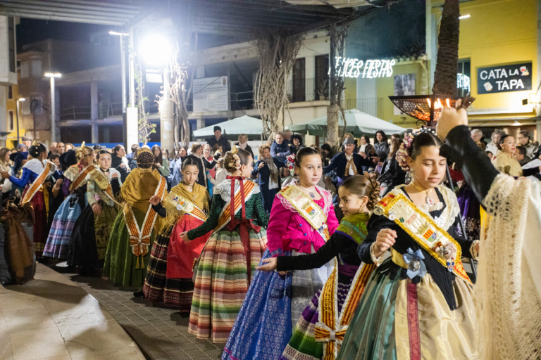 Benicàssim da el pistoletazo de salida a las Fiestas en honor Sant Antoni y Santa Àgueda con la tradicional traslado del estandarte