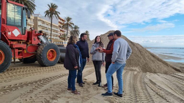 El Ayuntamiento de Torreblanca levanta dunas en sus playas para protegerlas de los temporales invernales