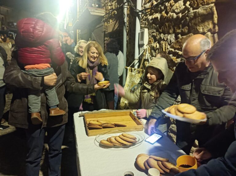 La Serratella venera a Sant Antoni con mucho fuego y actos multitudinarios
