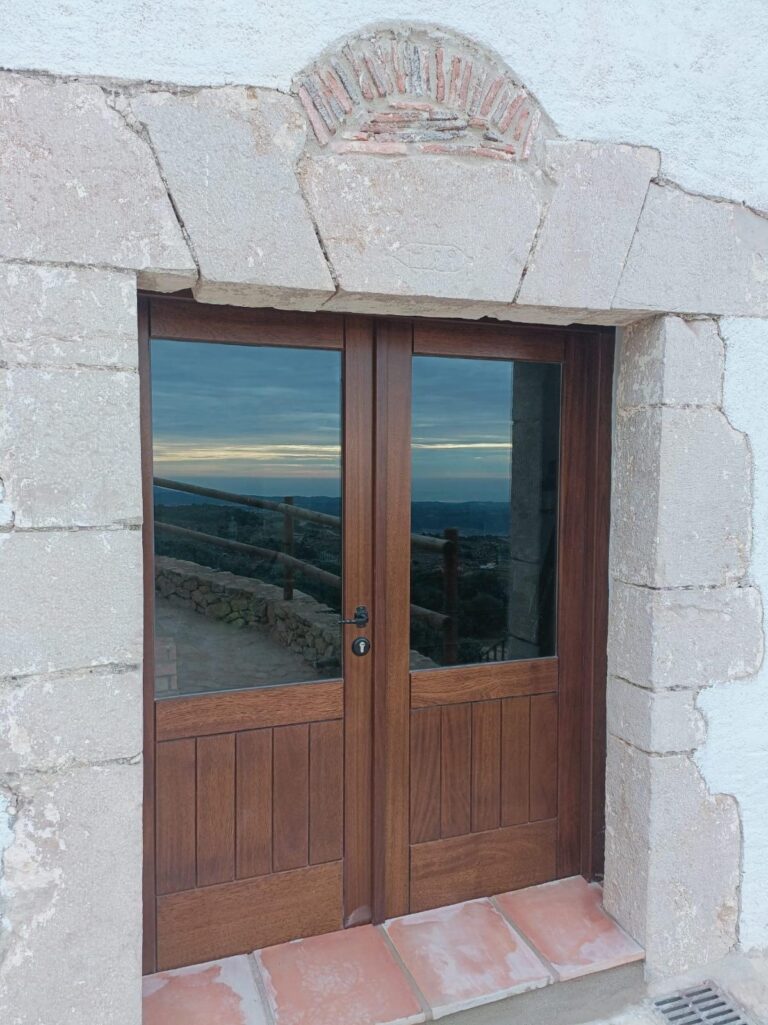 Nueva puerta para la casa rural de Sant Joan de Nepomucé de La Serratella