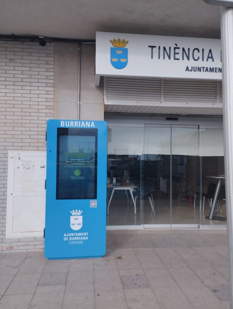 Burriana millora l’experiència del turista amb la instal·lació d’un totem informatiu a la platja