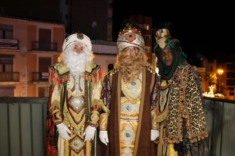 Onda se llena de magia en la Cabalgata de los Reyes Magos con la llegada de Melchor, Gaspar y Baltasar