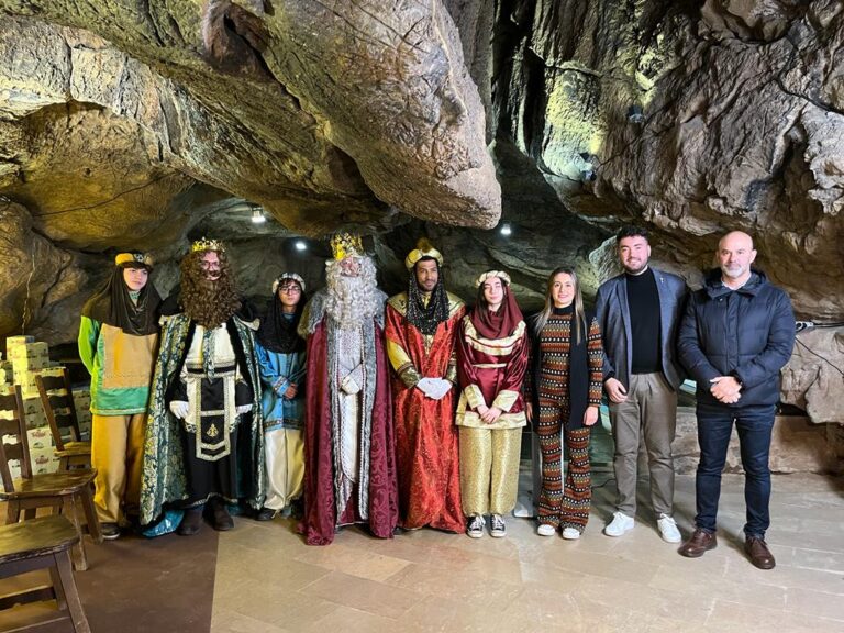 Los Reyes Magos han llegado esta mañana a La Vall d’Uixó por les Coves de Sant Josep