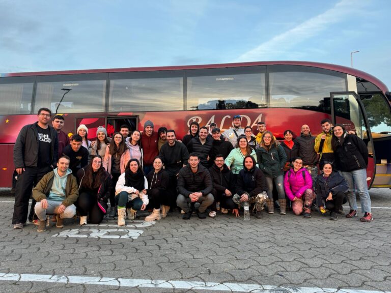 Veïns de Càlig i Rossell gaudeixen d’un cap de setmana d’esquiada al Pirineu