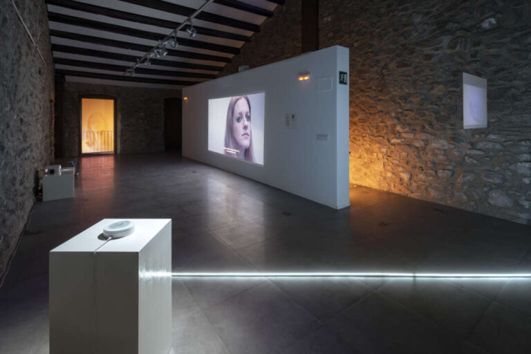 La sala Melchor Zapata de Benicàssim acoge la exposición de la obra audiovisual de Marta Negre