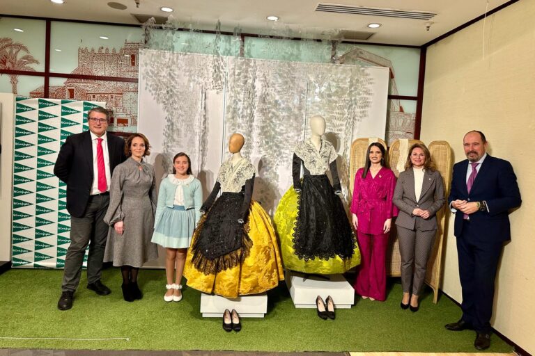 El Corte Inglés ha entregado hoy a las Reinas de la Magdalena los trajes para las Galanías