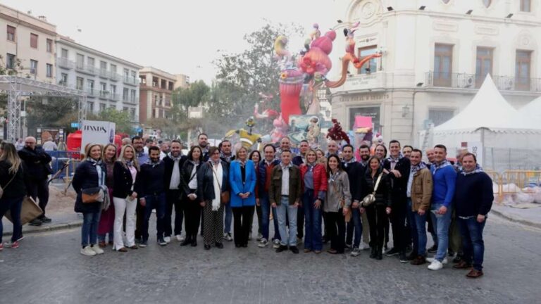 Los monumentos falleros ya llenan las calles de Burriana