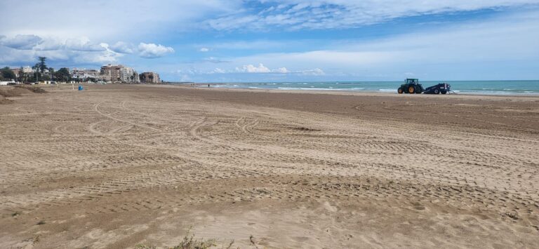 Burriana prepara sus playas de cara a la Semana Santa