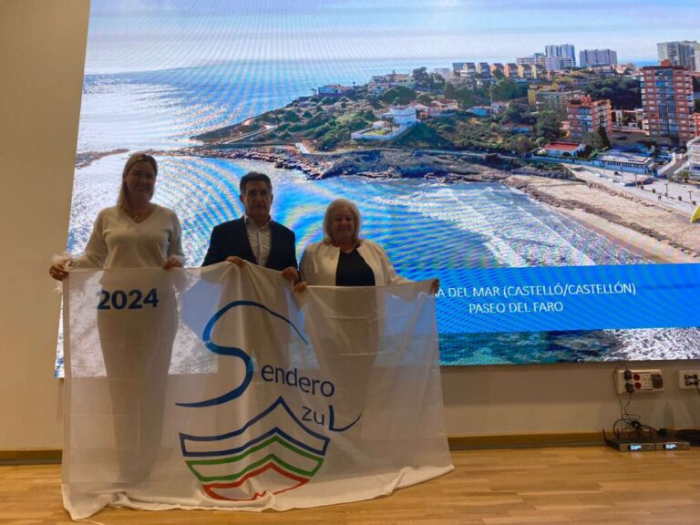 Oropesa recibe en Madrid el distintivo de la bandera de ‘Los Senderos Azules’ por su Paseo del Faro