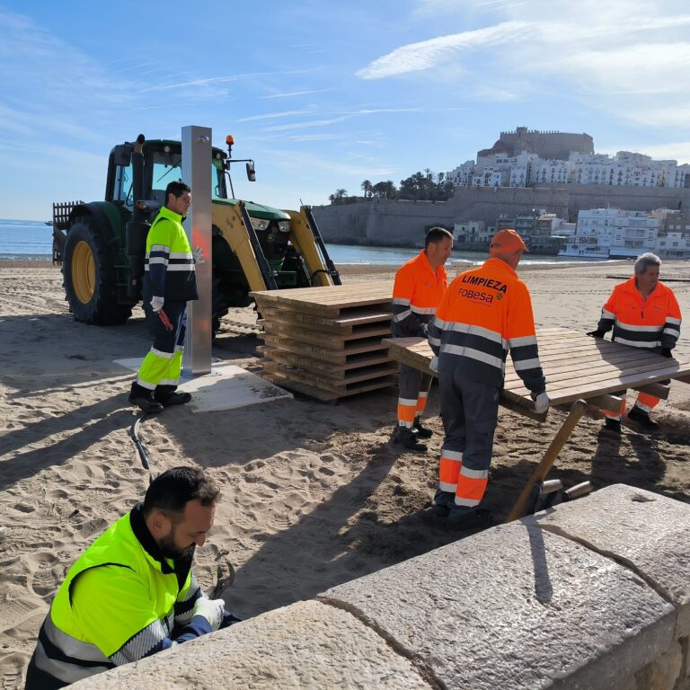 Peñíscola prepara la playa para Semana Santa