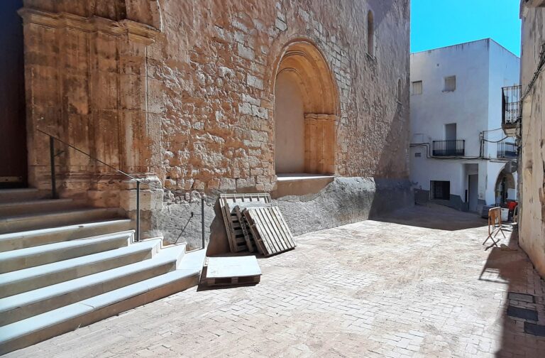 El Ayuntamiento de Canet lo Roig moderniza el entorno de la iglesia de San Miguel