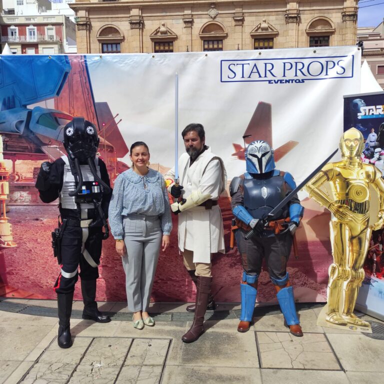 La concejal de Turismo visita el Salón del Cómic de Castellón