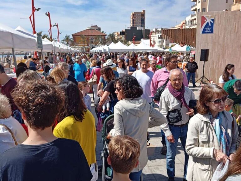 Multitudinaria feria del libro en Vinaròs con más de 40 puestos