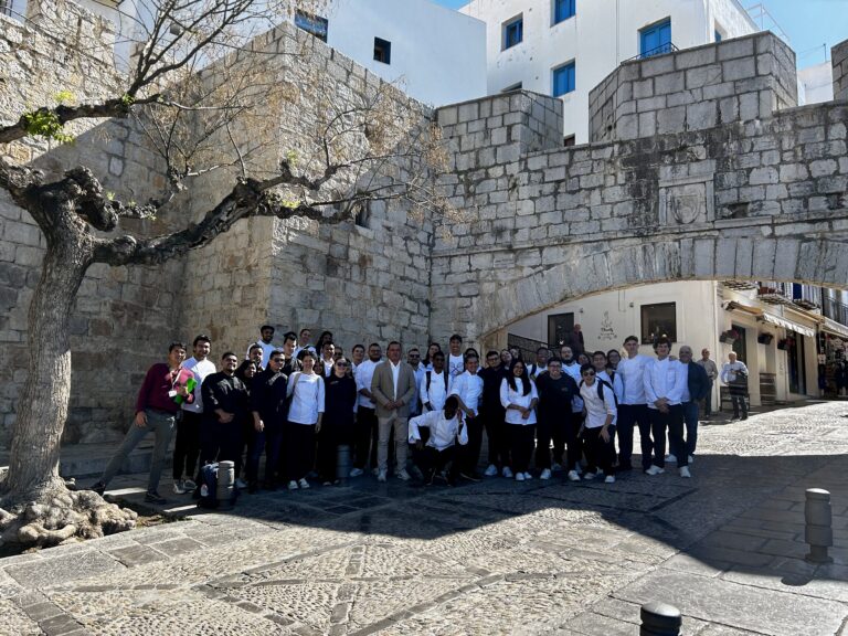 Alumnos de Gasma Academy visitan Peñíscola para conocer los atractivos de su gastronomía marinera