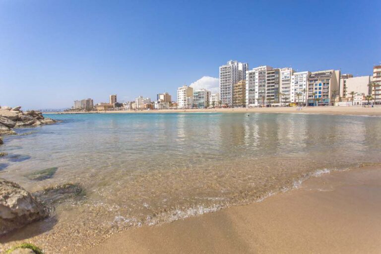 La Comunitat obtiene 164 banderas azules para sus playas, puertos y embarcaciones turísticas