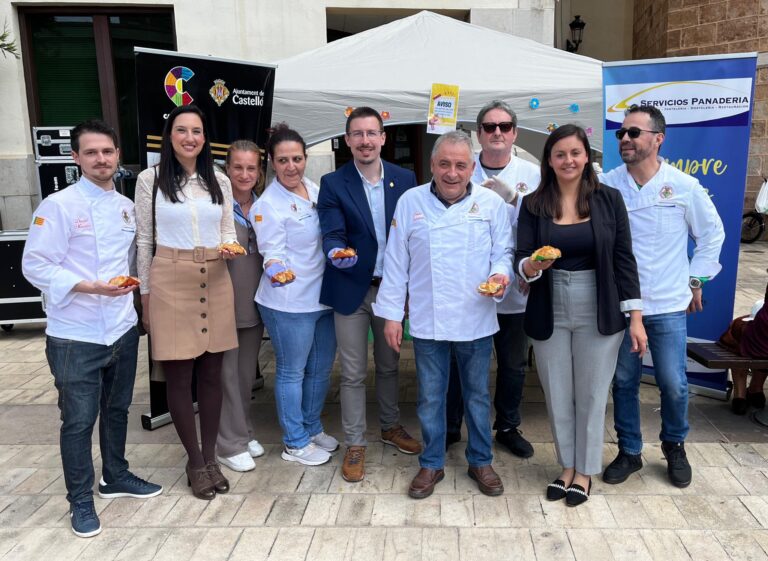 Turismo y el Gremi de Forners reparten 2.200 unidades gratuitas de la Flor de Lledó en honor a la Virgen de Lidón