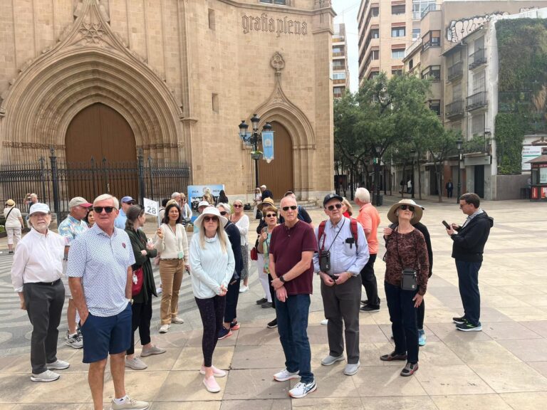Els primers turistes de creuer que arriben al Grau visiten els atractius de Castelló