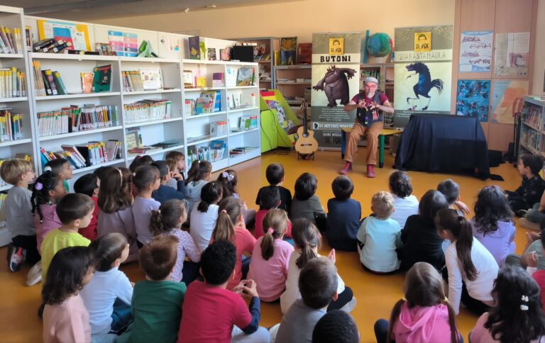 Peníscola regalarà roses roges als qui participen en les activitats de la Biblioteca amb motiu del Dia del Llibre