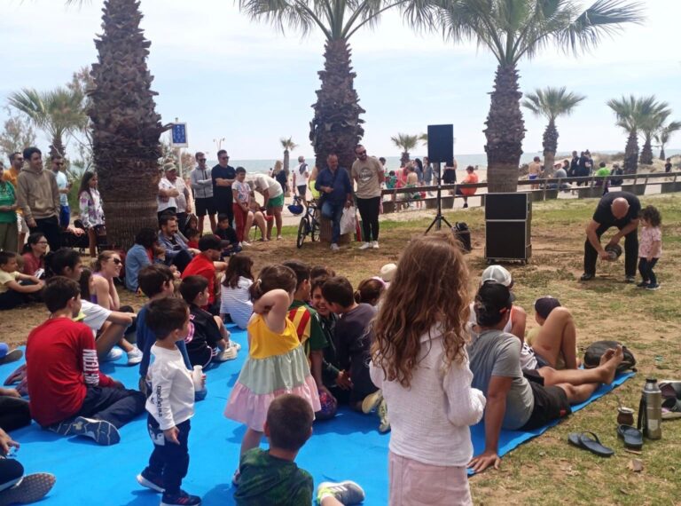 Las playas de Castellón se llena de música, magia y humor