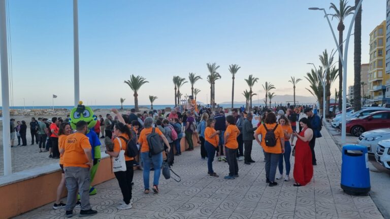 Geocastellón 2024 provoca colas de aficionados y visitantes en la playa y la ampliación de horarios  