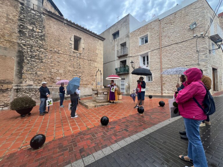 Más de una decena de personas participó en una ruta teatralizada en Càlig