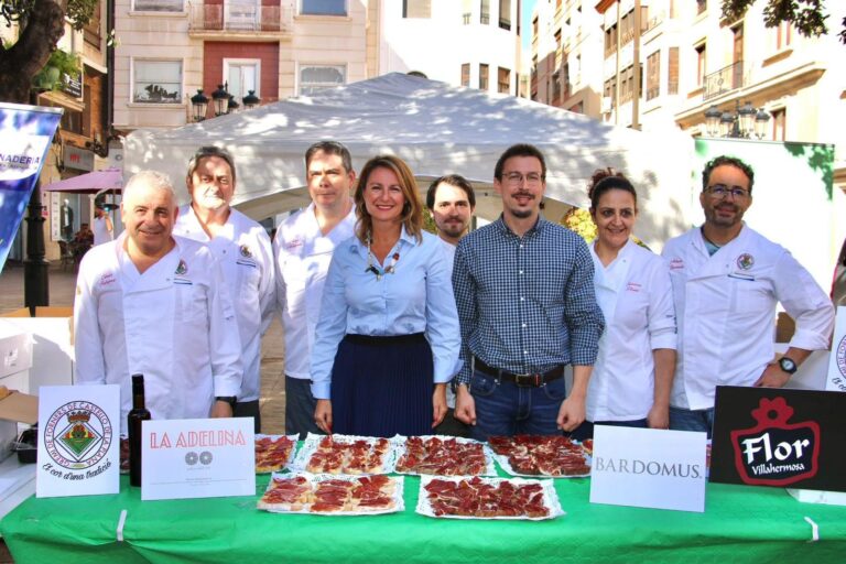 Castelló reparte 1.000 tostas para celebrar el Día Mundial del Pan