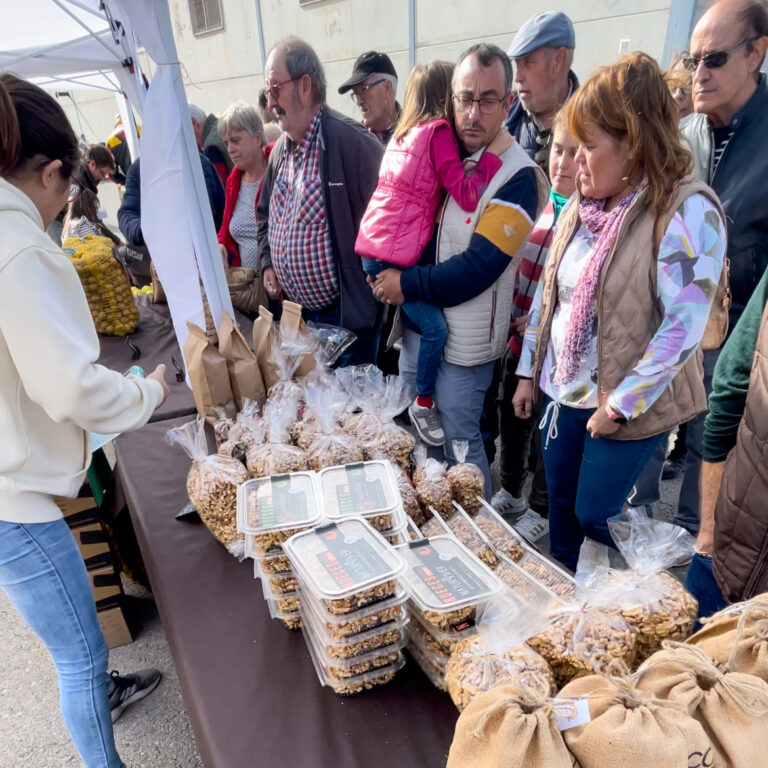 Tradición y sabor se dan cita este domingo en la Feria de la Nuez y la Almendra de la Cooperativa de Viver