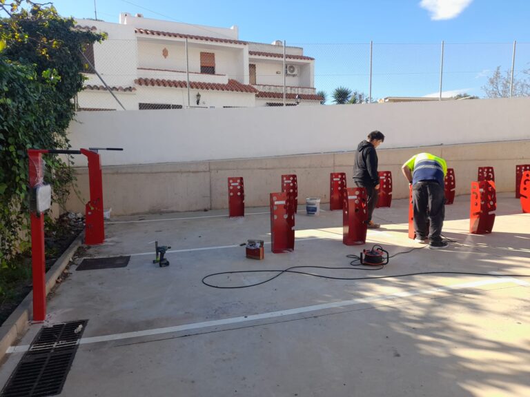 Alcossebre incorpora  una nueva instalación para carga, mantenimiento y aparcamiento de bicicletas