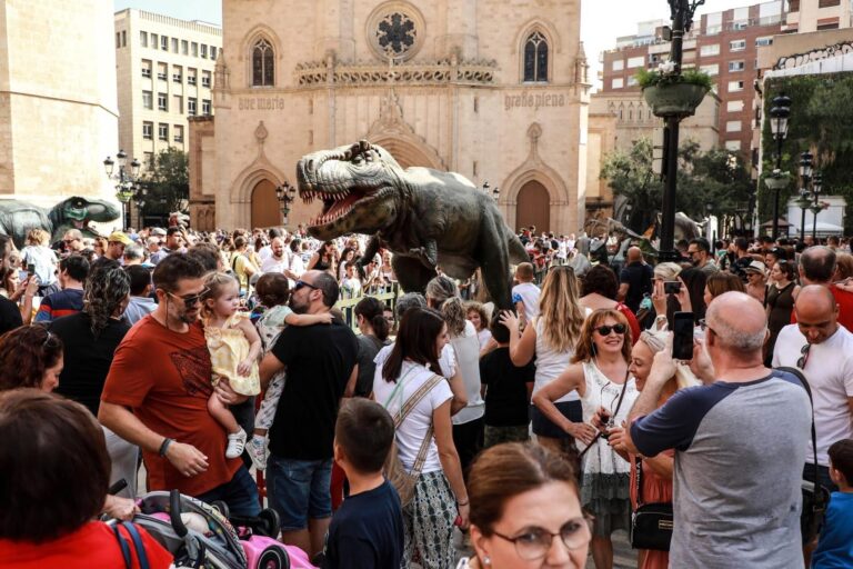 La mayor exposición de dinosaurios a escala real llega a Castelló con figuras de hasta 12 metros