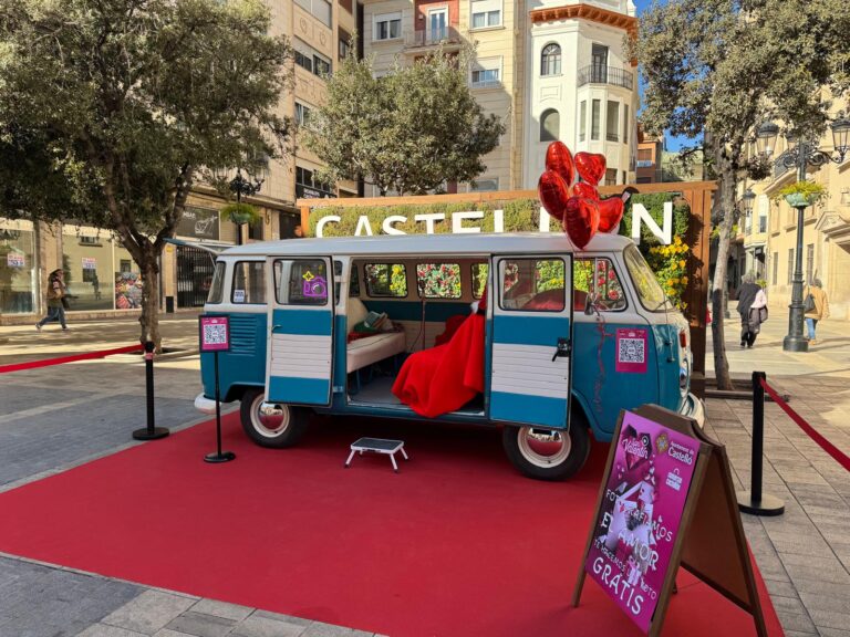 El espíritu de San Valentín impregna las calles de Castelló con dos photocalls en el centro