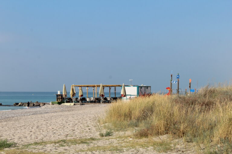 Nules trau a licitació dos xiringuitos de platja per al període estival