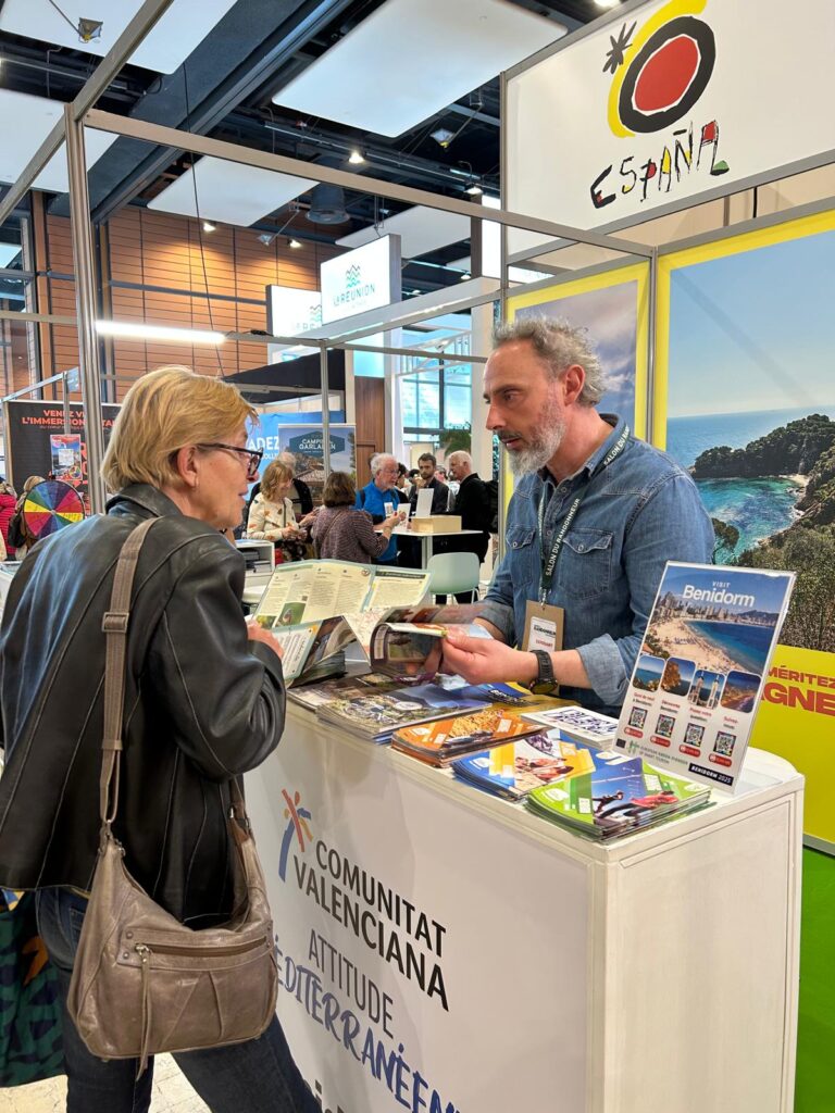 La Generalitat promociona la oferta de turismo activo en la feria ‘Salón du Randonneur’ de Lyon