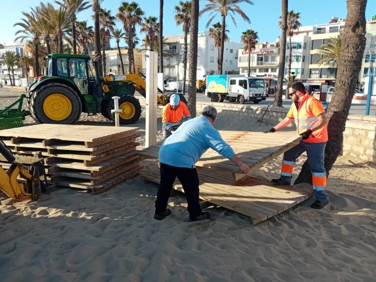 Peñíscola prepara la playa Norte para Semana Santa